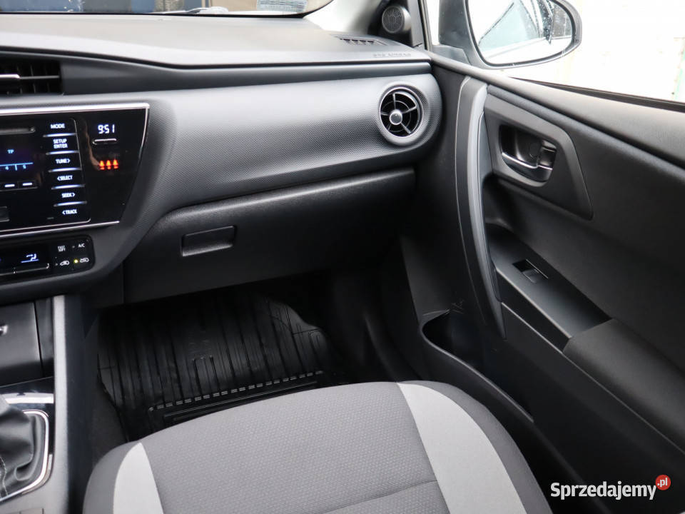 Toyota Auris 16 Valvematic światła do jazdy dziennej Auris Katowice