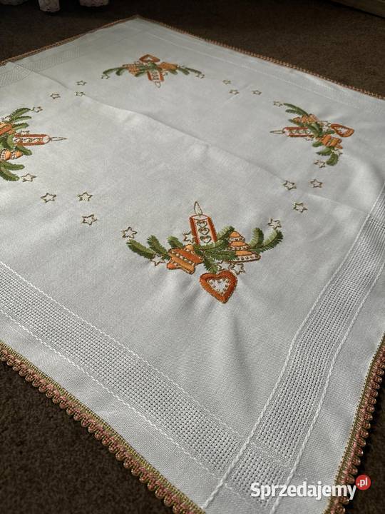 obrus ręcznie haftowany motywy Świąteczne