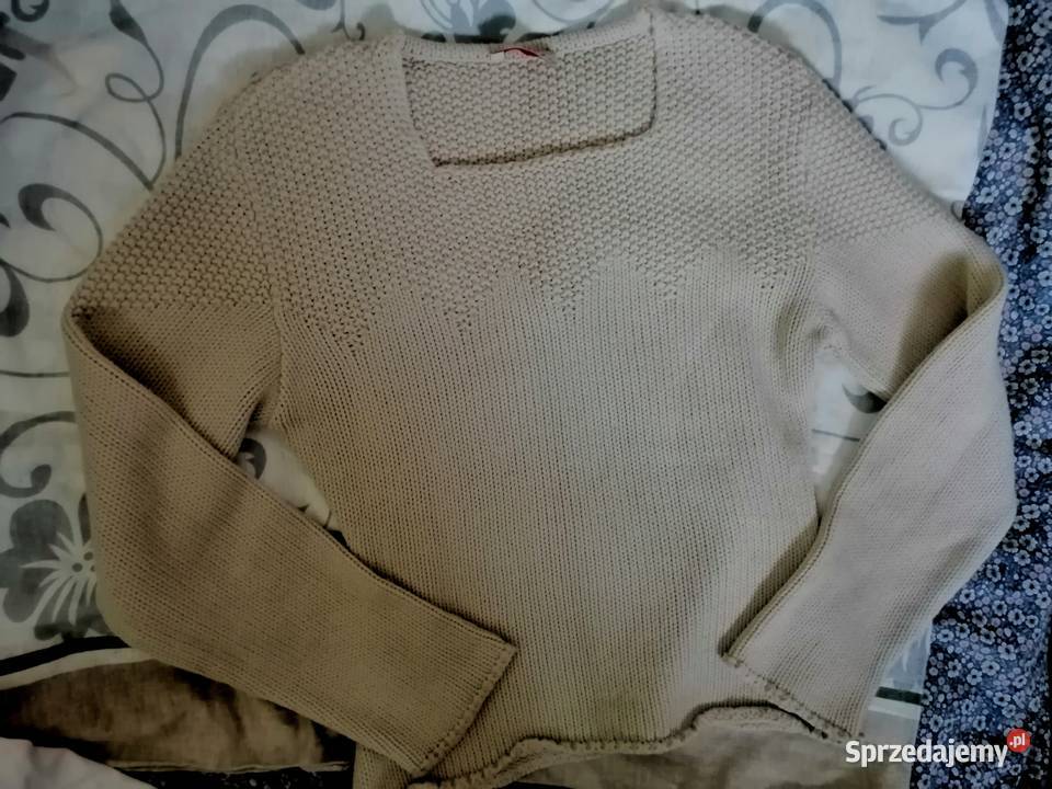 Beżowy sweter z delikatnymi cekinami dekolcie Tk Swetry i golfy Leszno