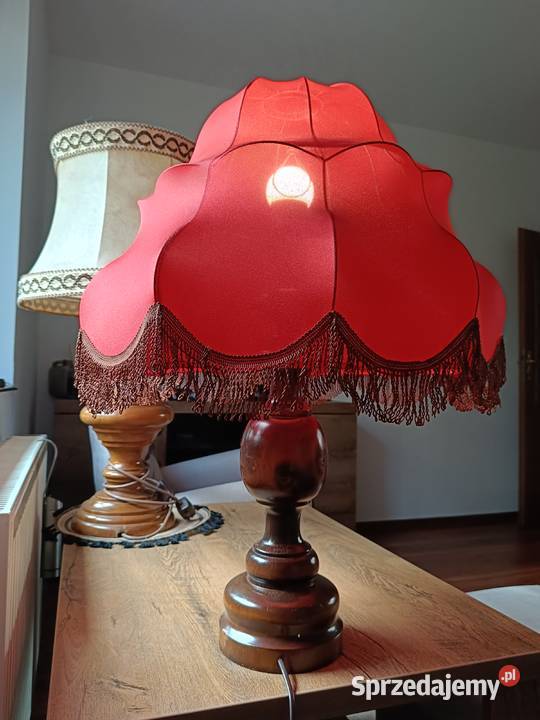 Lampa stołowa na dębowej podstawie z pięknym Lampy stołowe i nocne