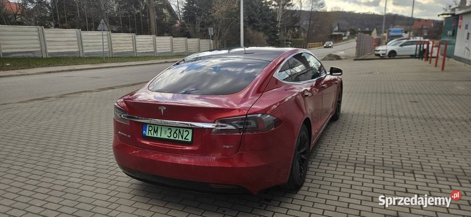 Tesla S 4x4 525 350 na ładowaniu Dębica