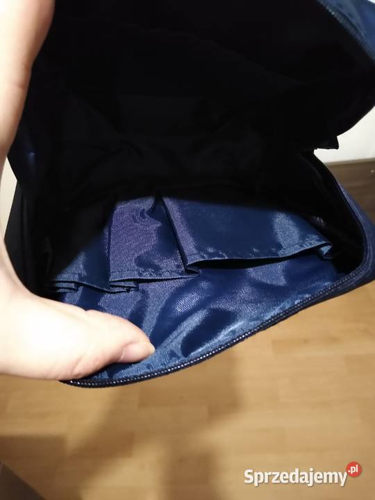 Granatowa kosmetyczka