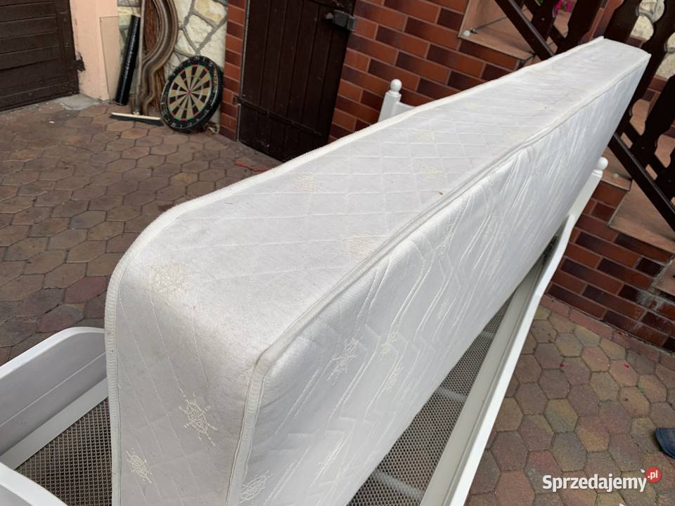 Ładne białe łóżko ze stelażemmeble holenderskie Ślesin