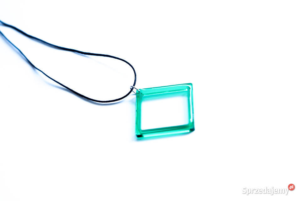 Zielony wisiorek kwadrat z żywicy epoksydowej na Warszawa