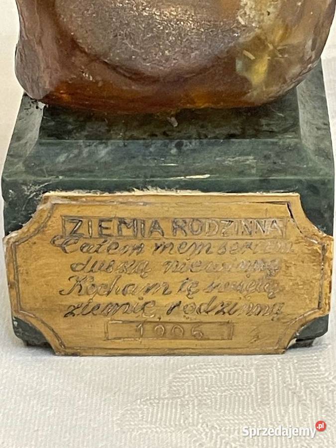 Patriotyczny orzełek grawerowany na bursztynie