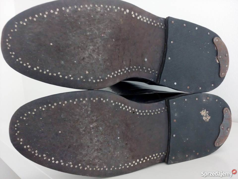 Stare wojskowe oficerki z prawidłami