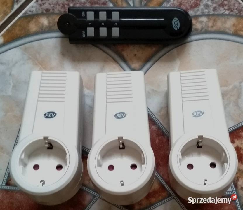 3 gniazda sterowane pilotem