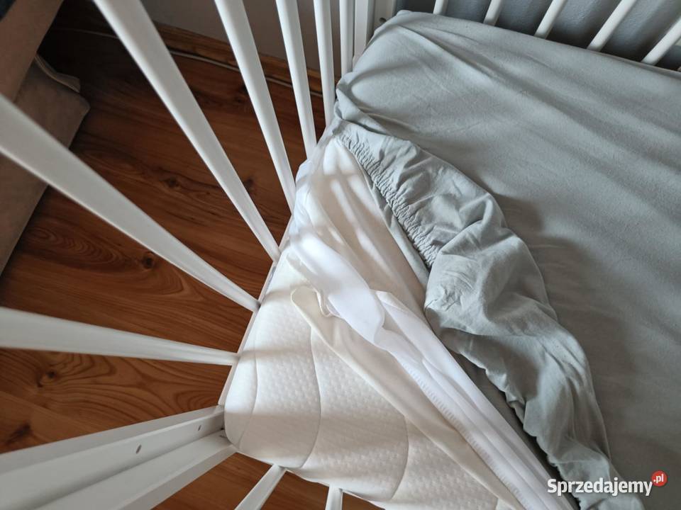 Łóżeczko niemowlaka z szufladą i materacem