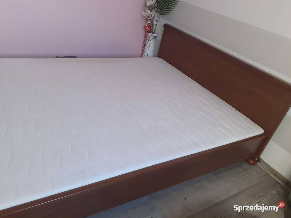 Łóżko drewniane z materacem