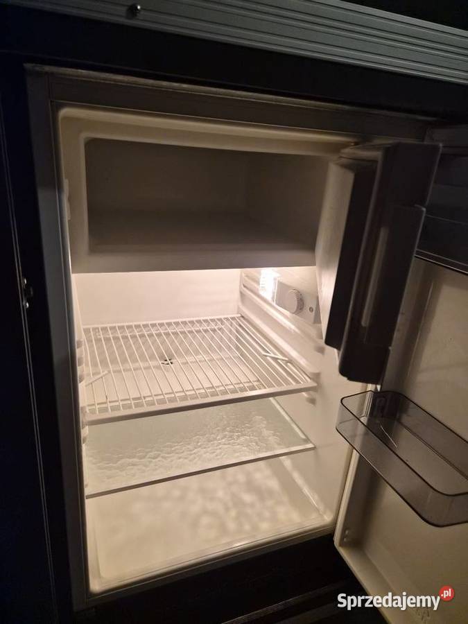 Kuchnia mobilna KitCase na kółkach lodówka i