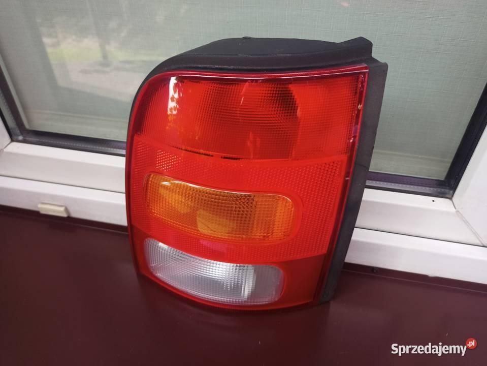 Nissan Micra K11 lampa tył tylna prawa łódzkie Sieradz
