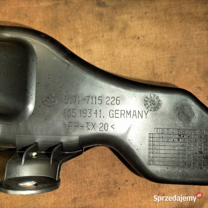 Osłona sterownika prawej stronie bagażnika BMW Poręba