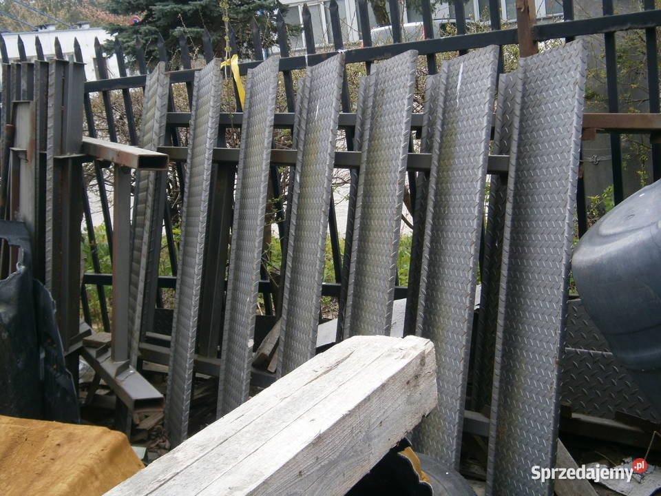 Schody stalowe z blachy ryflowanej szerokie