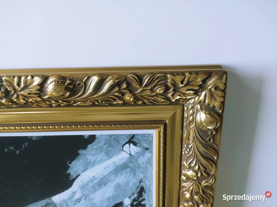 obraz w ozdobnej drewnianej ramie
