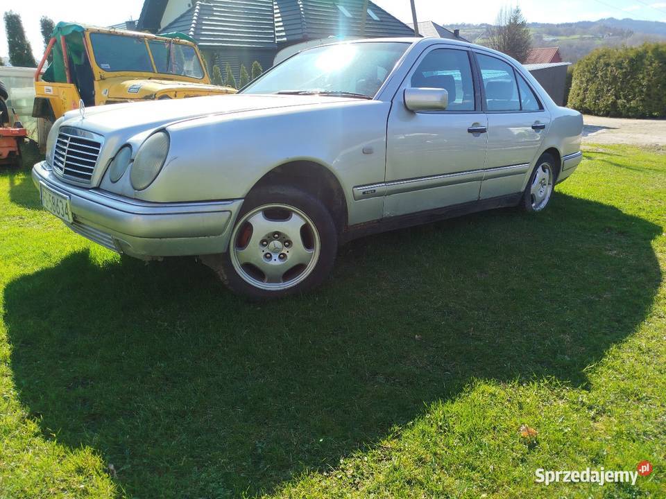 Mercedes E klasa uszkodzony 4/5