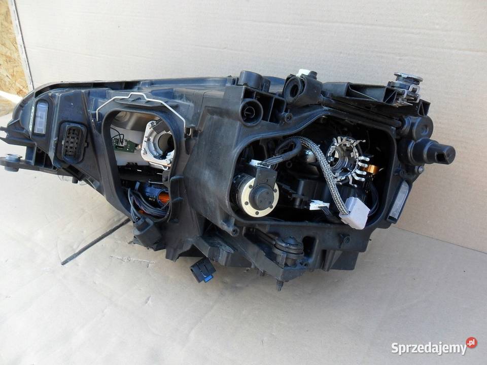 VW Volkswagen Sportsvan Lampa przód prawa xenon osobowe