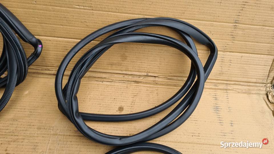 Subaru Forester 3 SH komplet uszczelki wnęki Legnica sprzedam