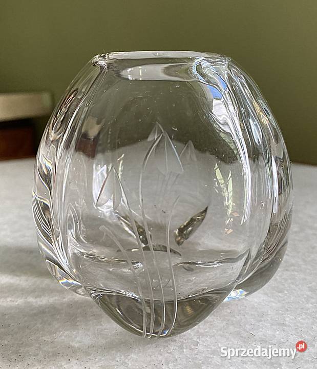 Mały wazonik z florystycznym grawerunkiem sprzedam