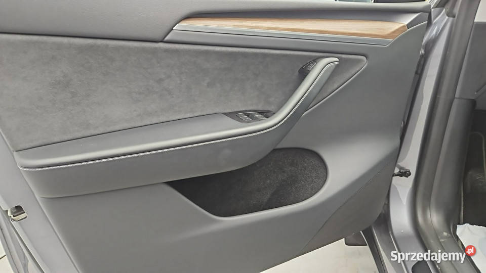 Tesla Y Long Range AWD Z Polskiego Salonu serwisowany w ASO Warszawa