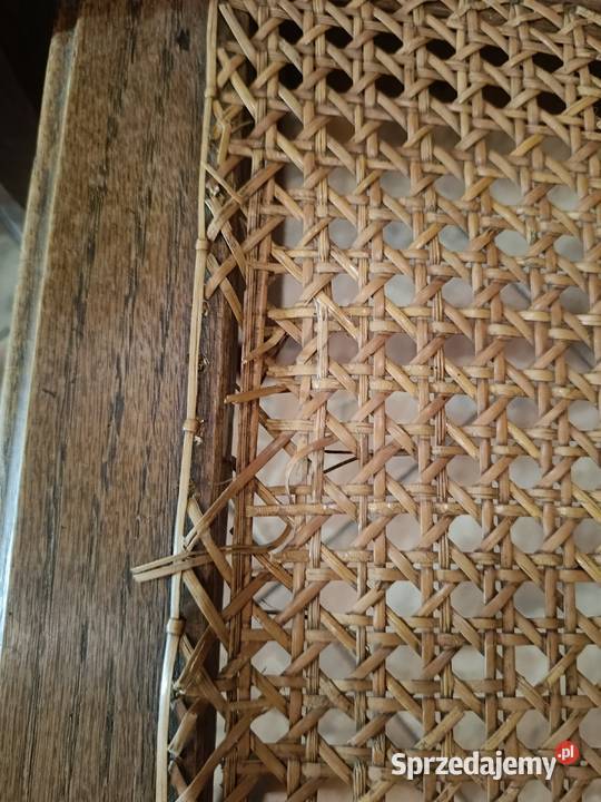 Stare drewniane krzesła rzeźbione z rafią Lipno