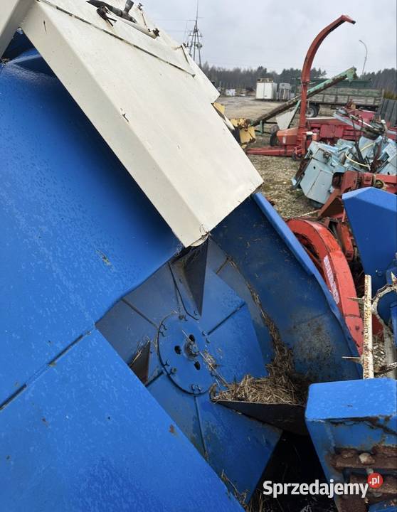 Ścielarka słomy do obory Pojemność 2 baloty nieuszkodzony Łachów