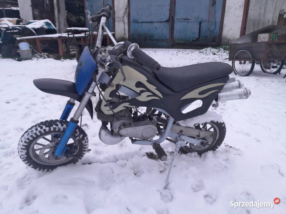 Mini cross dzieci pali jeździ hamuje