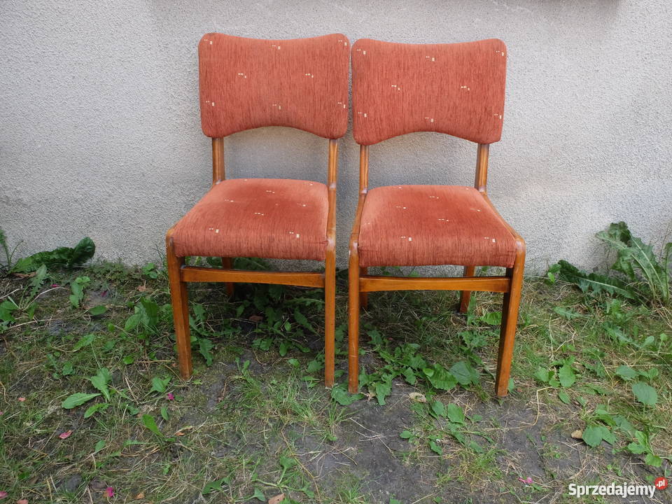 Dwa polskie tapicerowane krzesła z epoki PRL 568