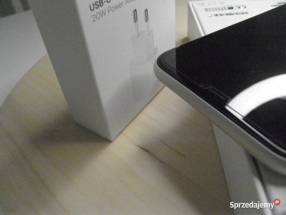 iPhone 11 64 gb z akcesoriami