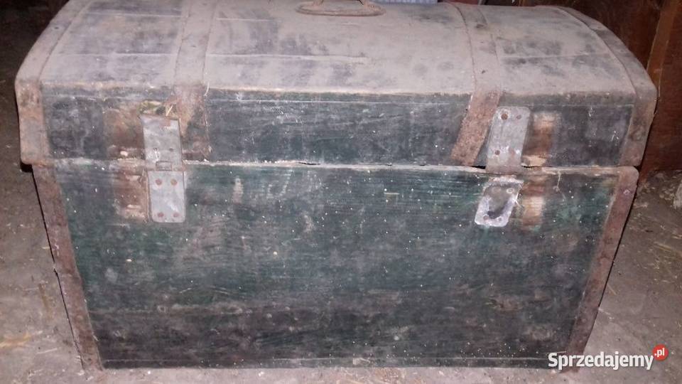 Stara zabytkowa skrzyniakufer