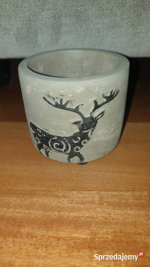 Betonowa świąteczna osłonka doniczka z reniferem