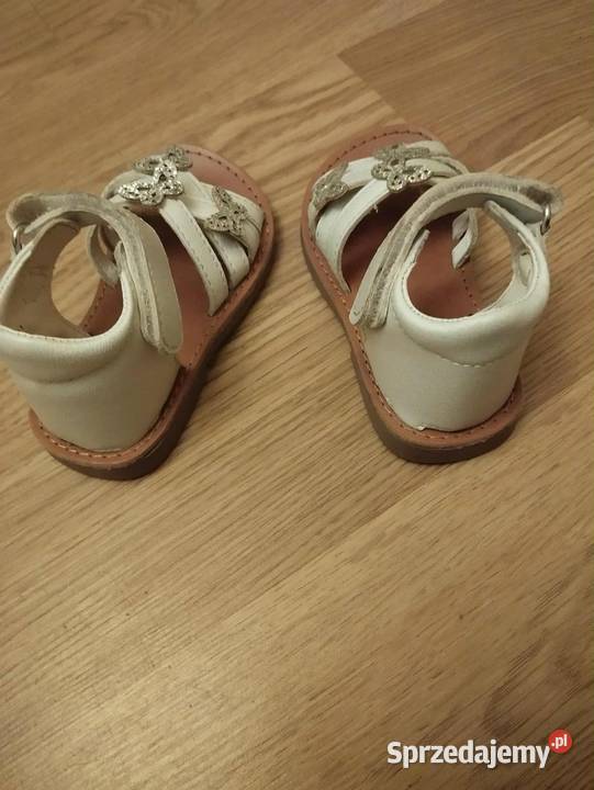 Sandałki z motylkami biały