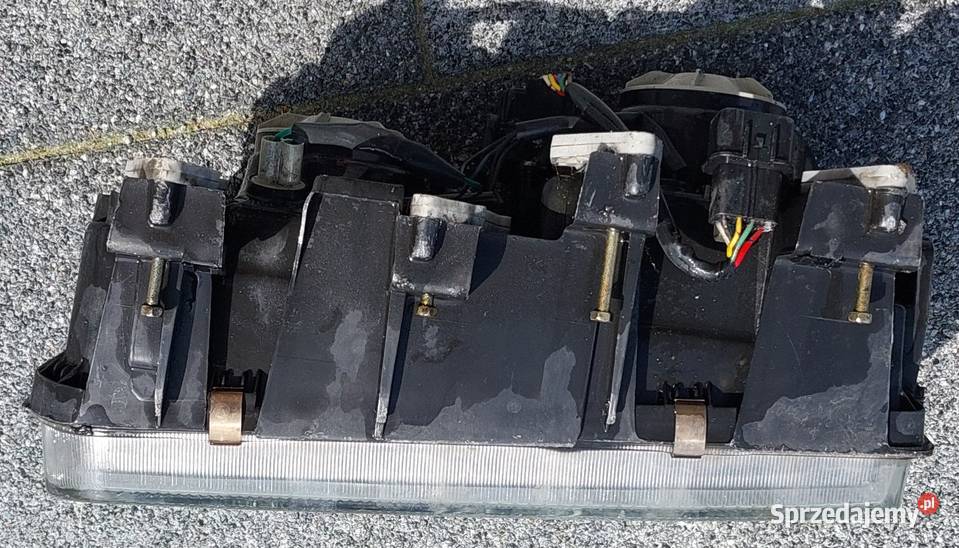 Mitsubishi l300 1995 1996 lampa przednia prawa Lampy przednie Byków