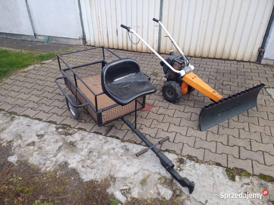 Traktorek ogrodowy z pługiem do odśnieżania