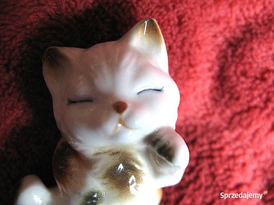 Kot śpiący kotek figurka z porcelany 25 x 6 x 3