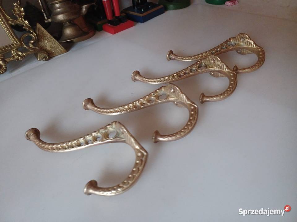 Komplet czterech masywnych wieszaków mosiężnych