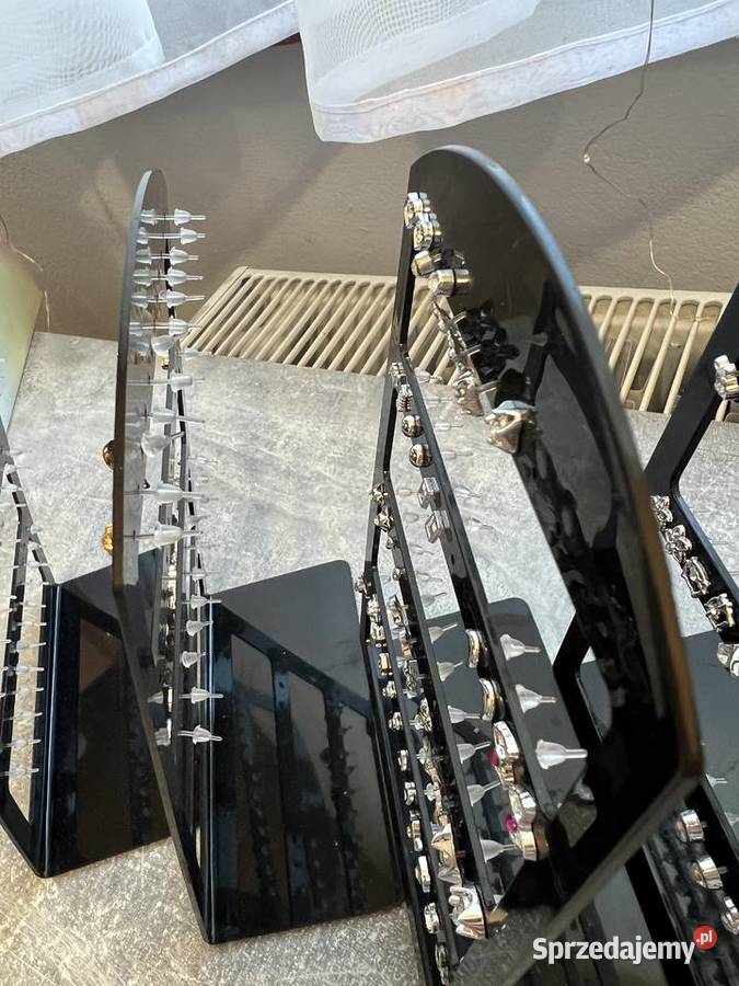 Ponad 300 sztuk kolczyków ze stojakami