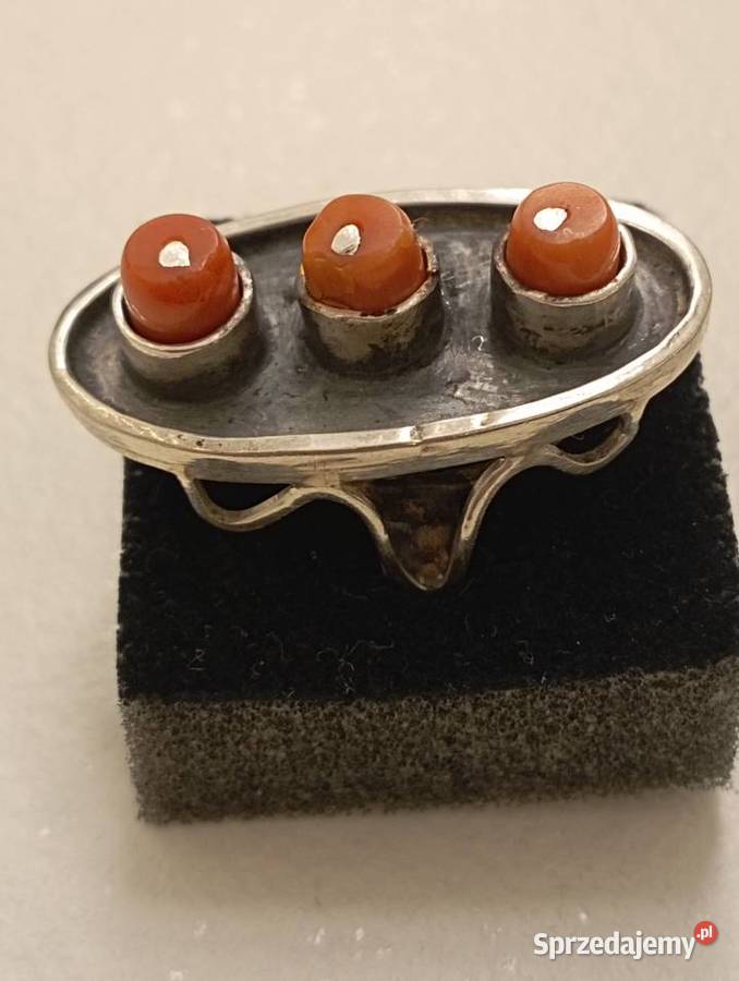Pierścionek srebrny z koralami 875