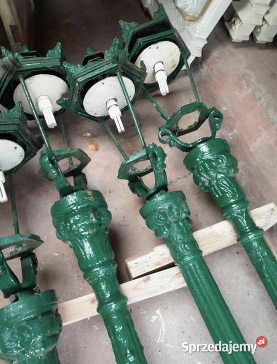 Żeliwna stara pałacowa parkowa lampa latarnia