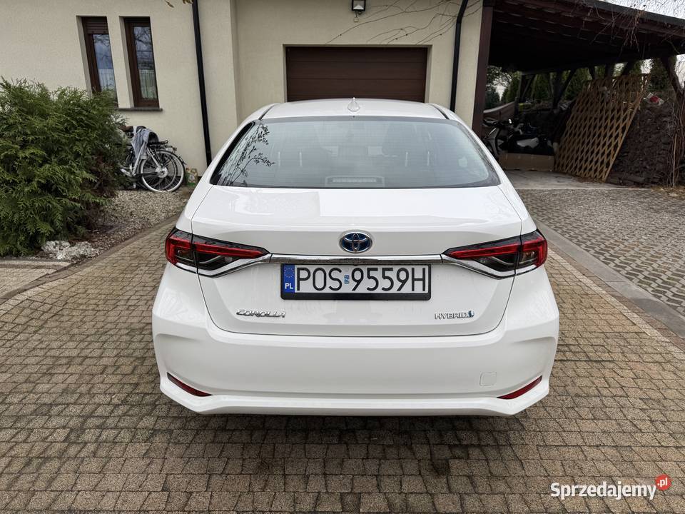 Toyota Corolla 18 Hybryda sedan salon Polska Nowe Skalmierzyce