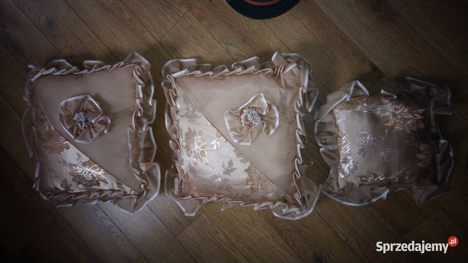 Dekoracyjna królewska narzuta z poduszkami na Brwinów