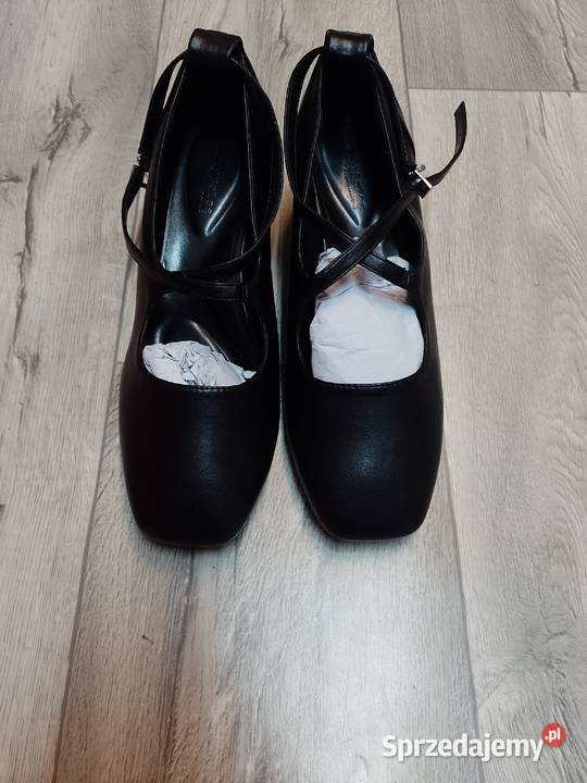 42 Czarne czółenka wieczorowe z zapięciem z małopolskie Kraków