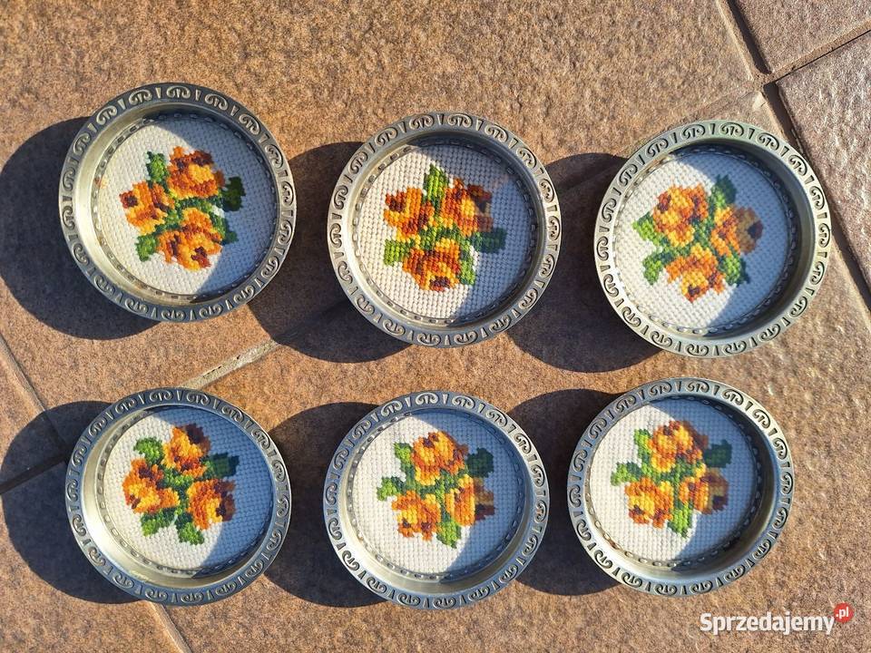 Stare podstawki metalowe z haftowanymi wzorami Gdańsk