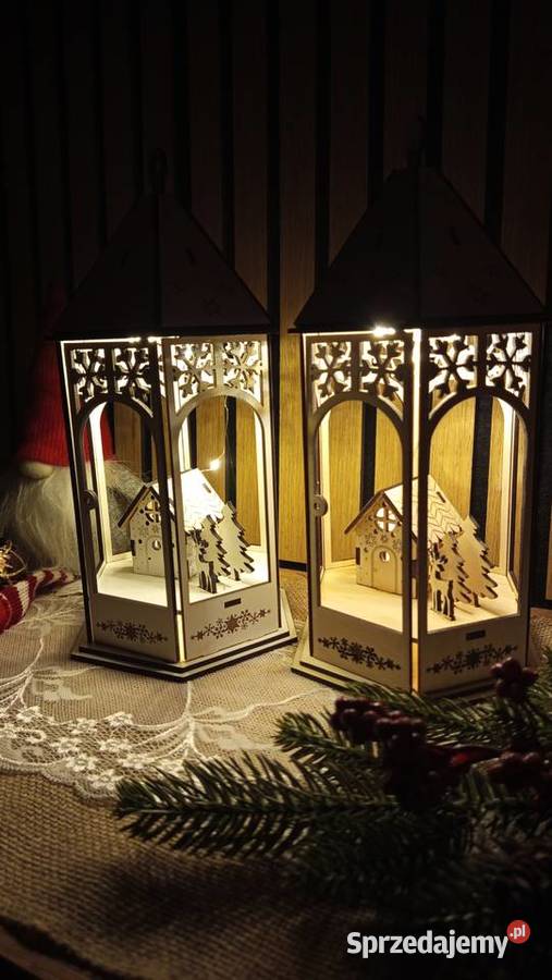 Drewniany lampion LED z domkiem i reniferem
