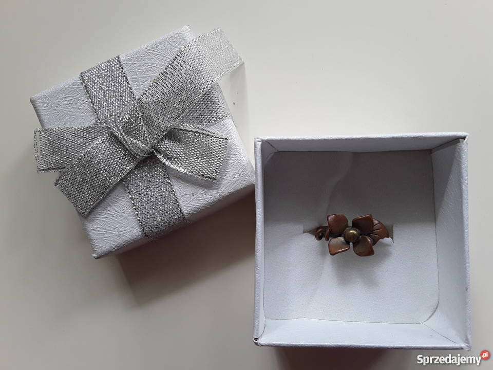 Pierścionek z brązu z motywem kwiatowym 149 mm