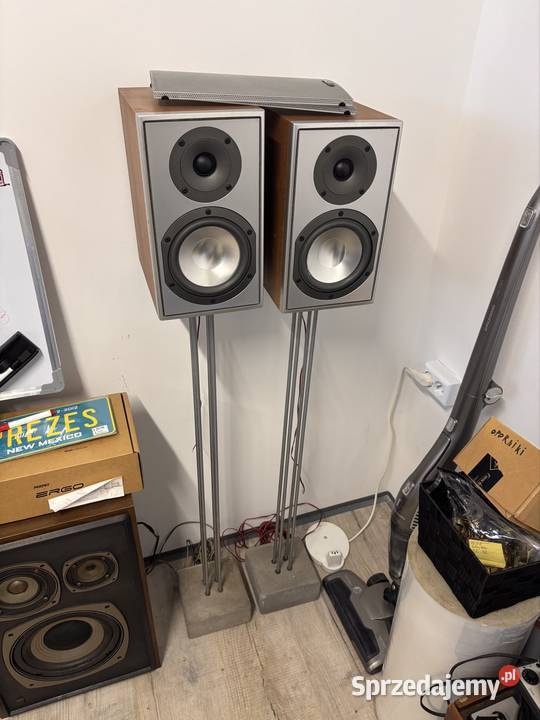 Monitory ze standami Canton GLE 402