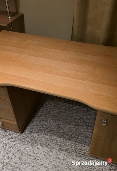 Biurko z szufladami i półkami