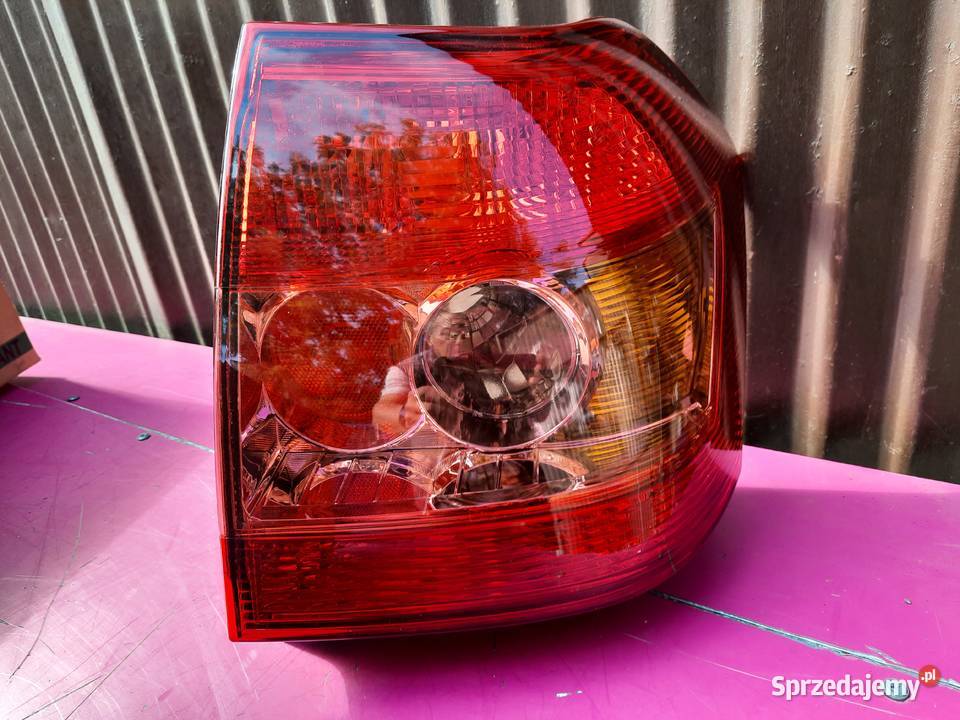 Toyota Corolla 04r 35 drzwi lampa tylna lewa Pruszków