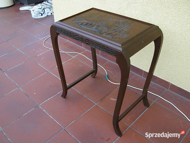 stary drewniany stolik rzeźba