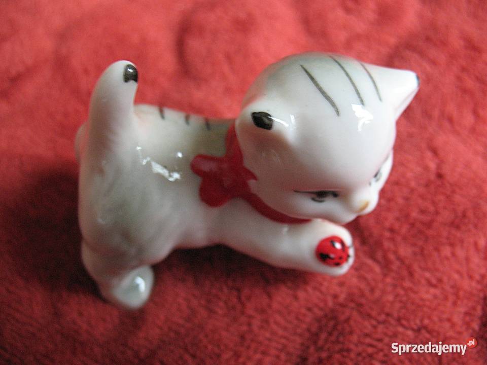 Kot młody kotek z biedronką figurka porcelana 55