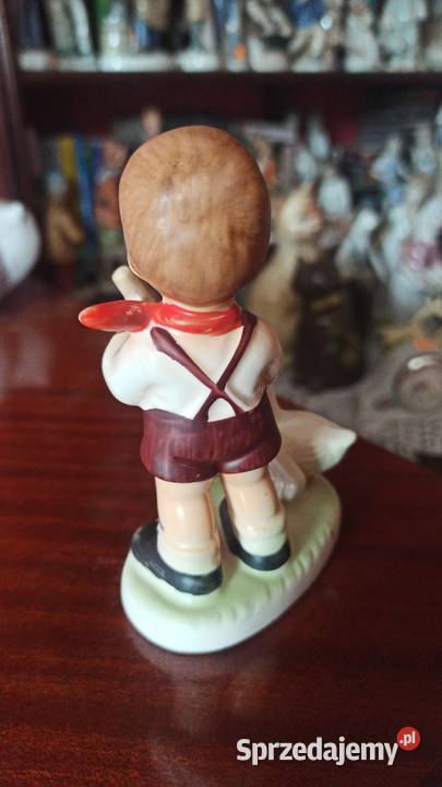 Figurka chłopca z gąską